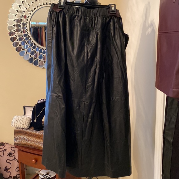 Faux leather skirt. Lovely skirt paired with boots. - Picture 4 of 4